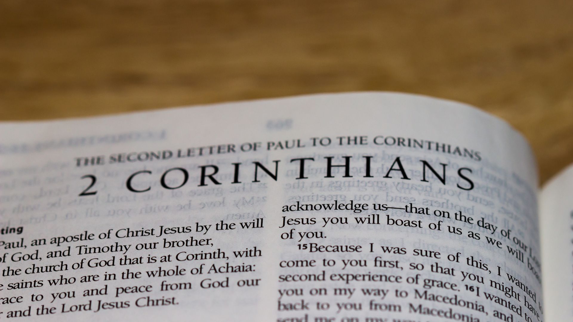 Bíblia aberta em 2 Coríntios (escrito em inglês)