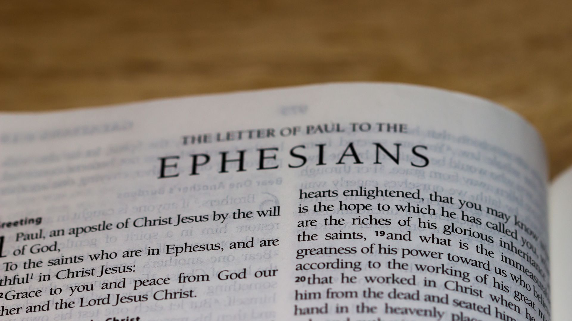Bíblia aberta no livro de Efésios (escrito em inglês)