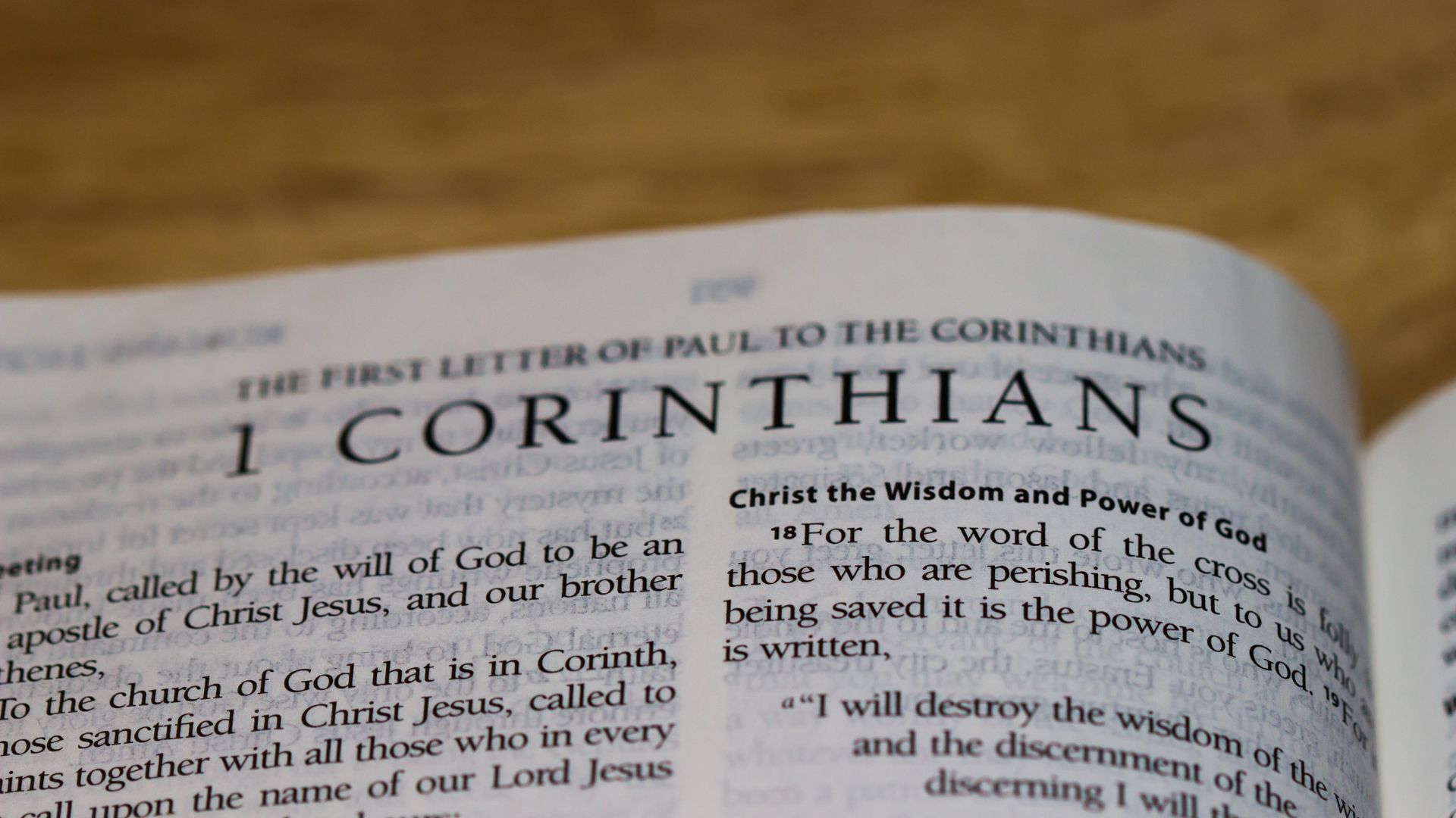 Bíblia aberta no livro de I Coríntios (escrito em inglês)