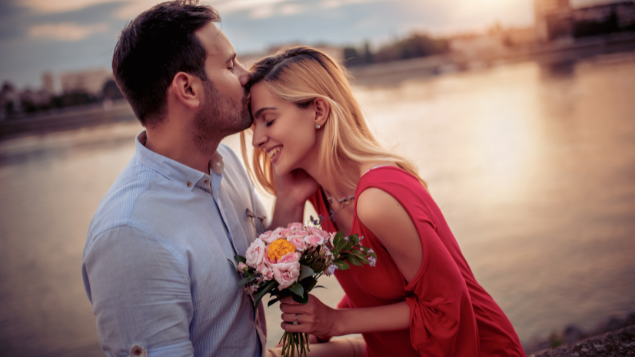 Homem beijando a testa da sua namorada Ivanko_Brnjakovic de Getty Images no Canva