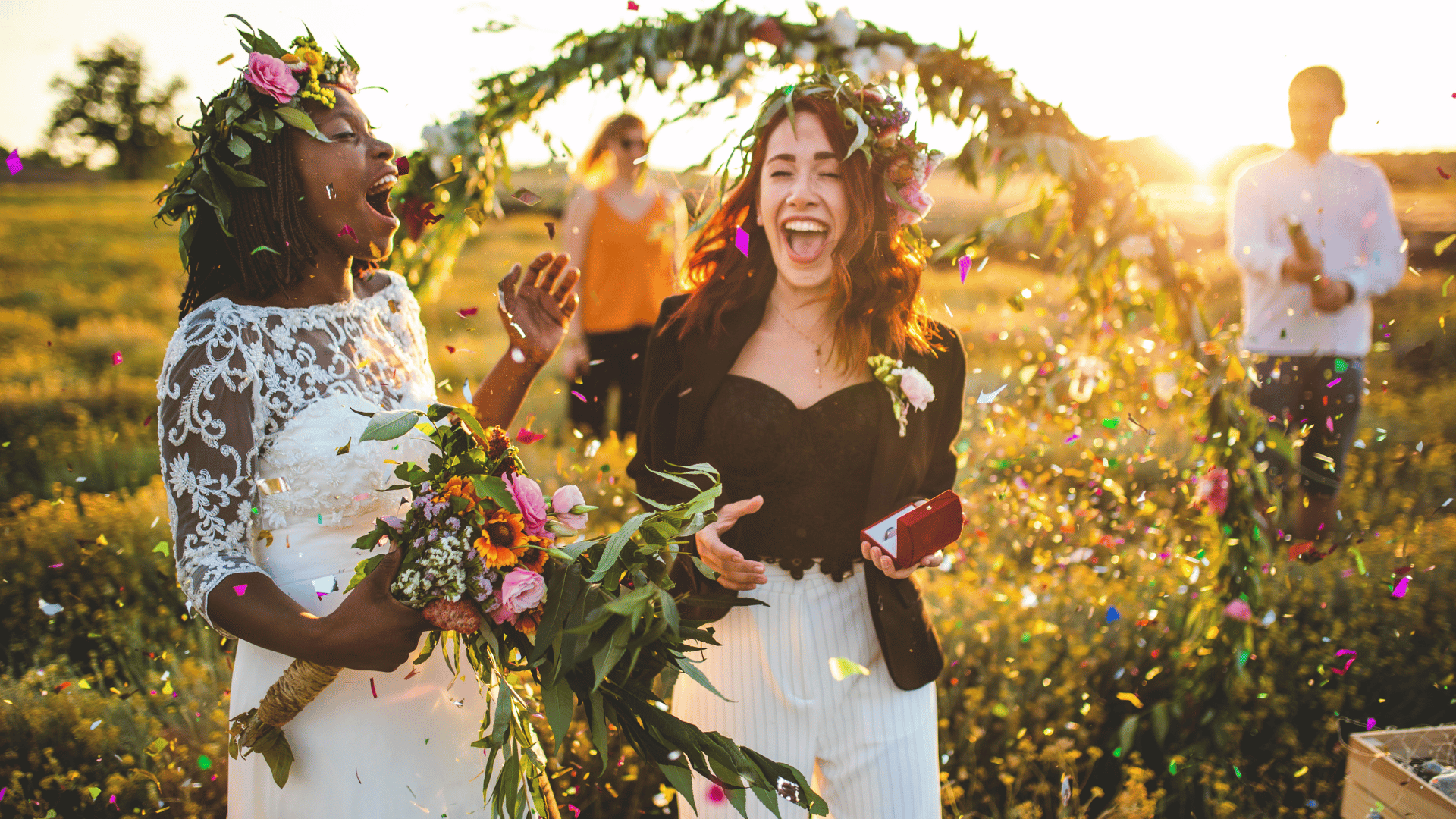 Casal lésbico feliz comemorando sua cerimônia de casamento.