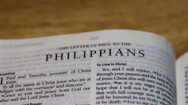 Título 'Filipenses' em destaque na Bíblia
