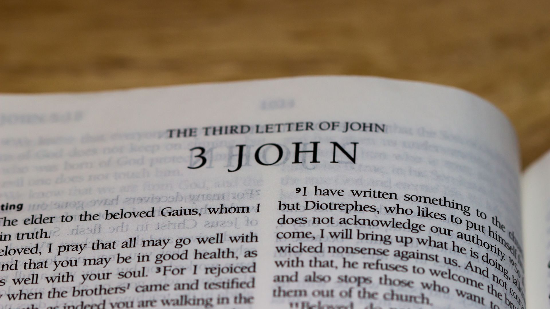 Bíblia aberta no Livro de III João