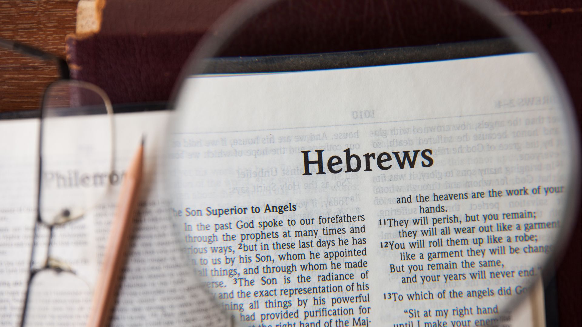 Lupa indicando livro de Hebreus.