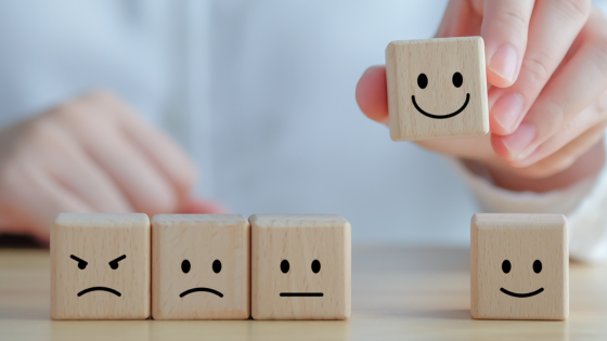 Cubos de madeira com rostinhos tristes e felizes